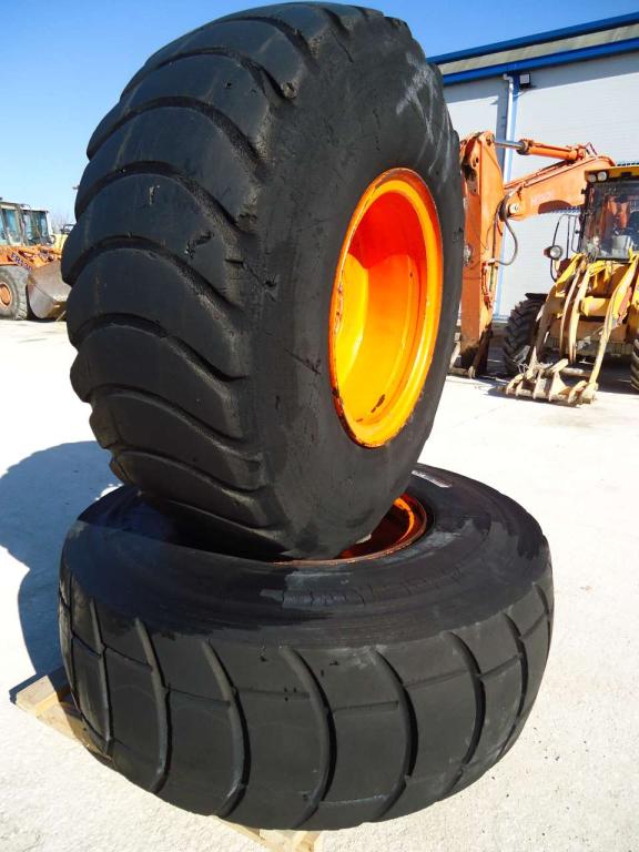 Pneu avec jantes pour Fiat Hitachi W130 Photo 1
