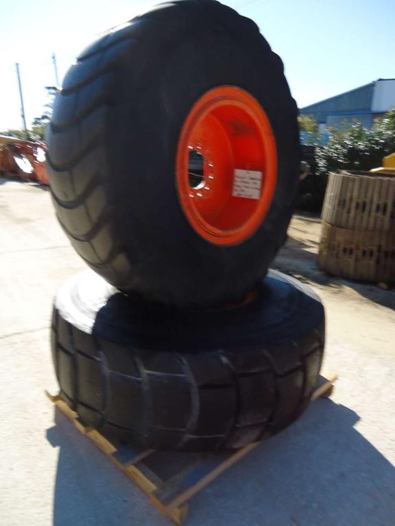 Pneu avec jantes pour Fiat Hitachi W130 Photo 2
