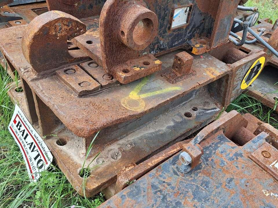 S3 for 35-43 ton excavators Attachment plate Photo 1