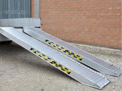 Coppia di rampe in alluminio Lunghezza 4.000 mm - Portata 12.150 kg en vente par Progetto Rampe