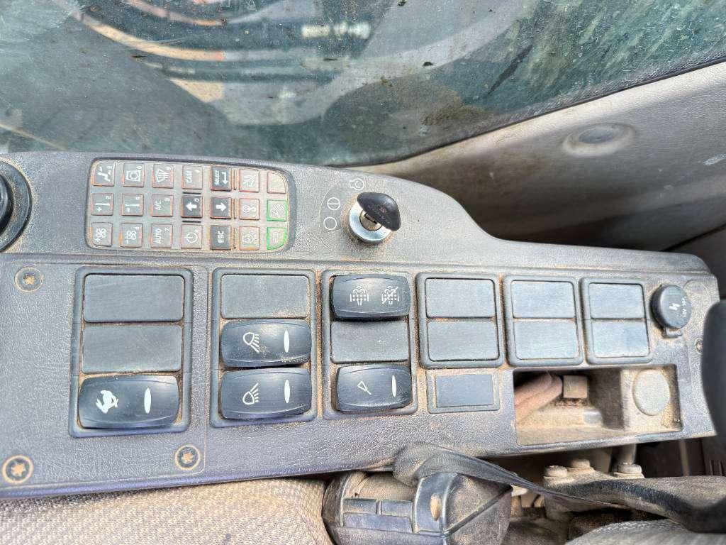 Volvo EC250DL - Hammer Lines / Automatic Greasing Photo 13
