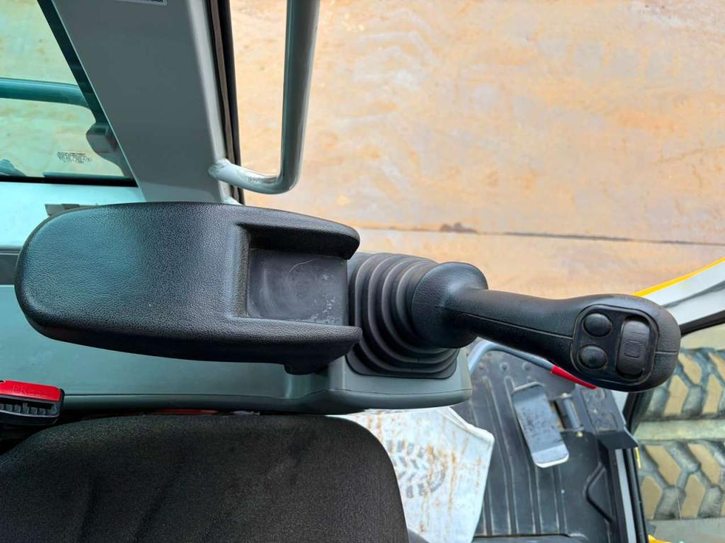 Takeuchi TB295W-1 Photo 24