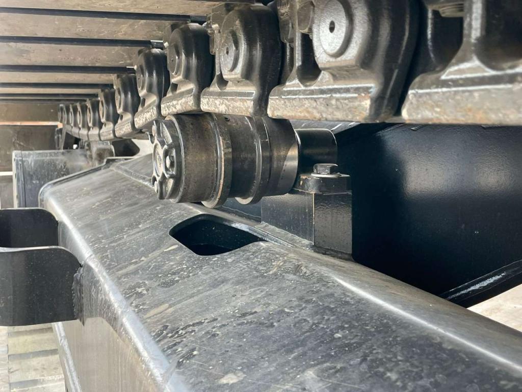 JCB 245 HD LR Photo 13