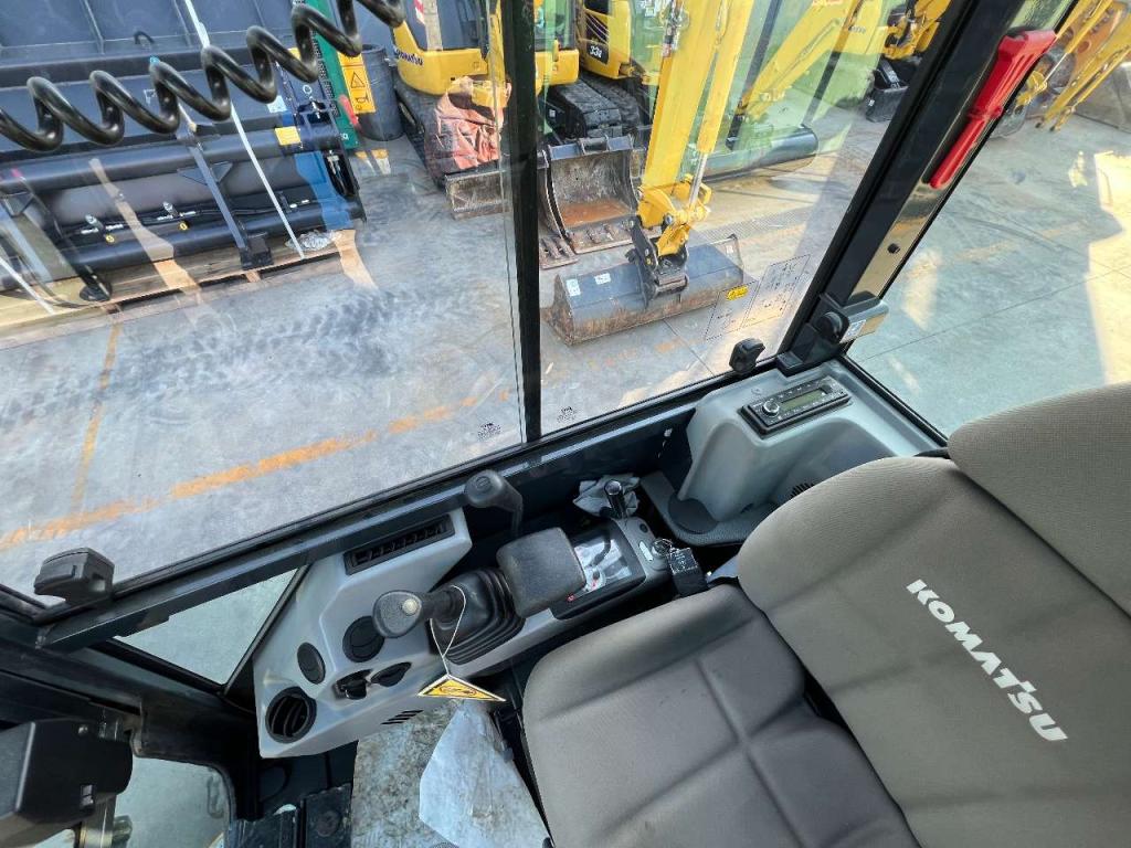 Komatsu PC17R-5 Photo 12