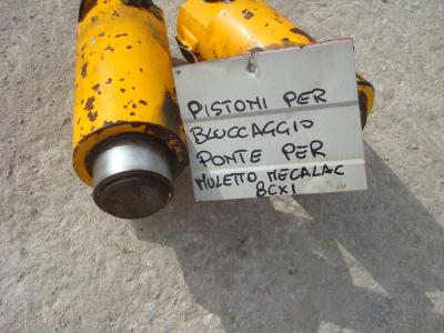 Pistoni per bloccaggio ponte pour per Muletto Mecalac 8CXI en vente par OLM 90 Srl