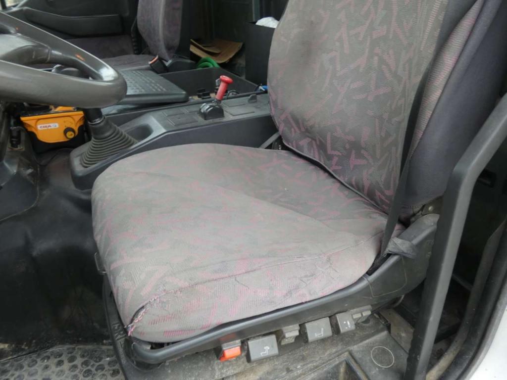 Iveco EUROTRAKKER 410E44H Photo 9