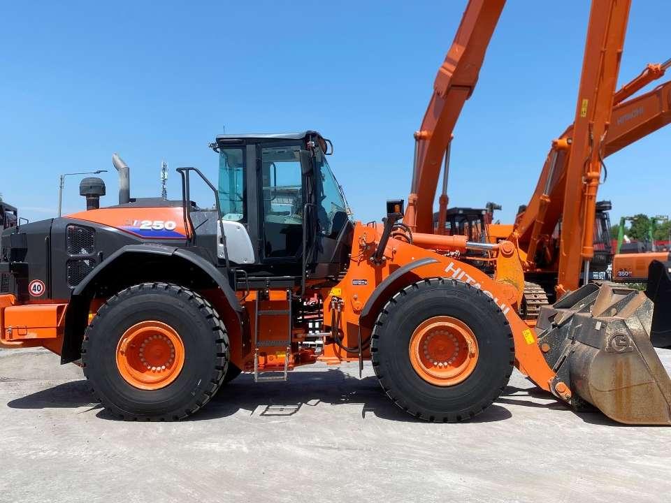 Hitachi ZW250-6 Photo 14