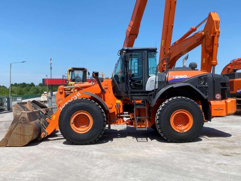Hitachi ZW250-6 Photo 2