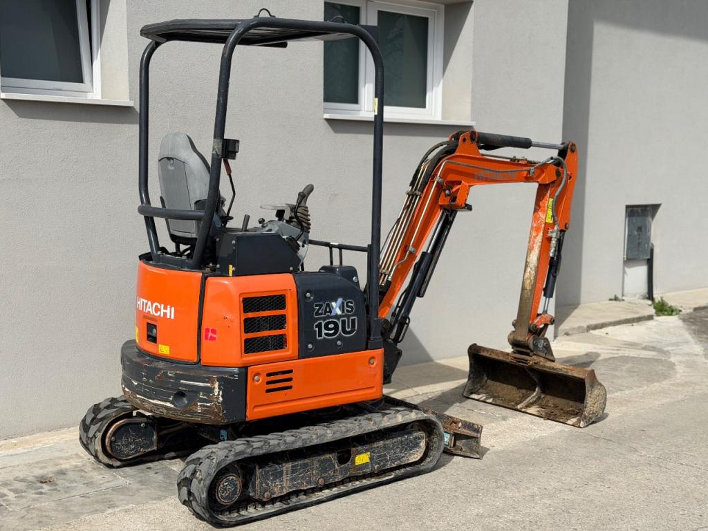 Hitachi ZAXIS 19U Photo 3