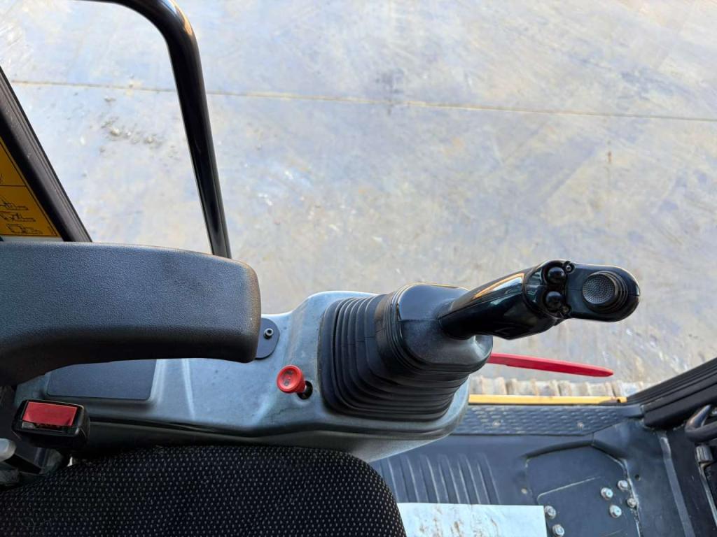Liebherr R922LC Photo 25