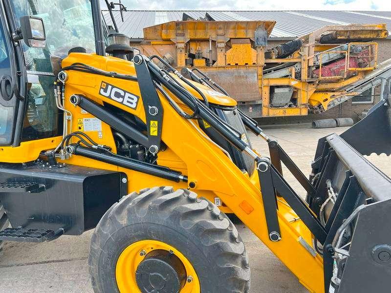 JCB 3DX / 3CX Plus 4WD - 4/1 Bucket / Hammer Lines Photo 10