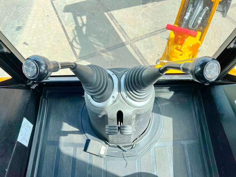 JCB 3DX / 3CX Plus 4WD - 4/1 Bucket / Hammer Lines Photo 7