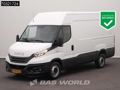 Iveco Daily 35S18 3.0L L2H2 180PK Navi Airco Cruise Camera 3,5t Trekgewicht Euro6 L2 A/C Cruise control en vente par BAS World B.V.