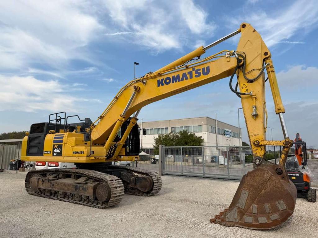 Komatsu PC490LC-11E0 Photo 2