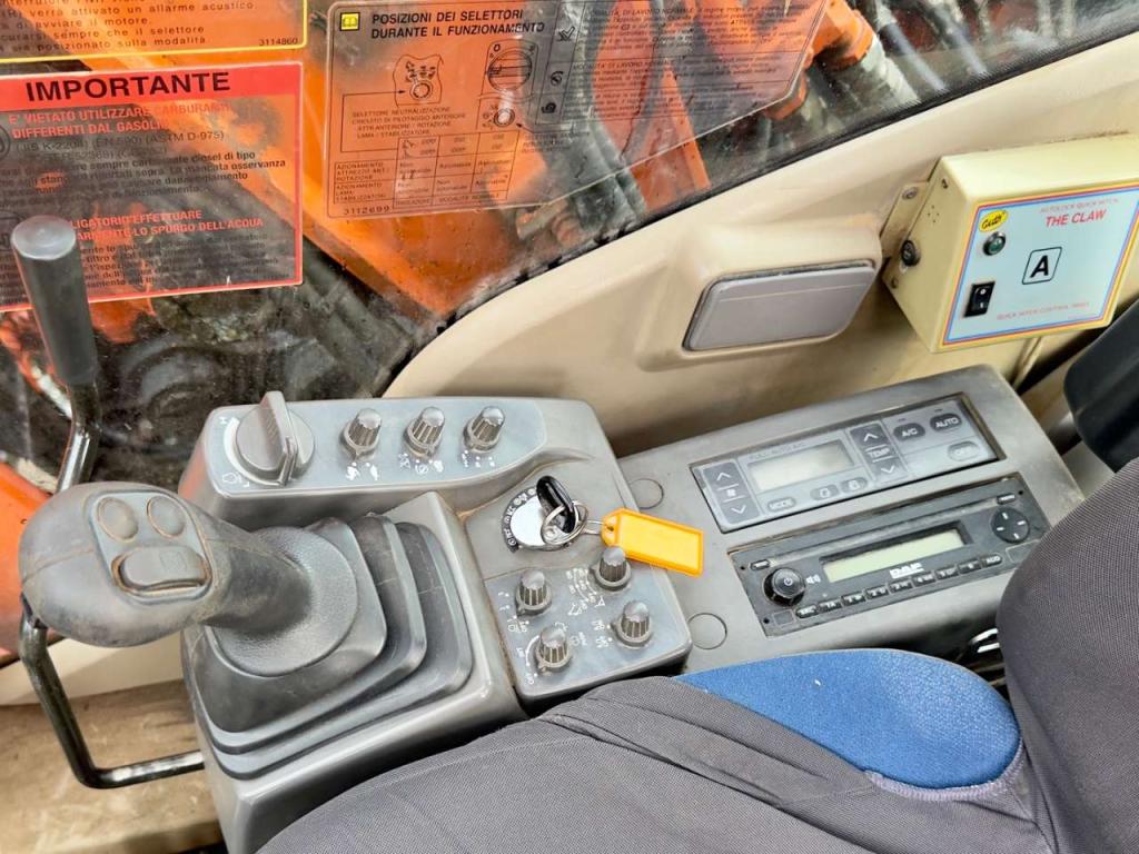 Hitachi ZX140-W3 Photo 10