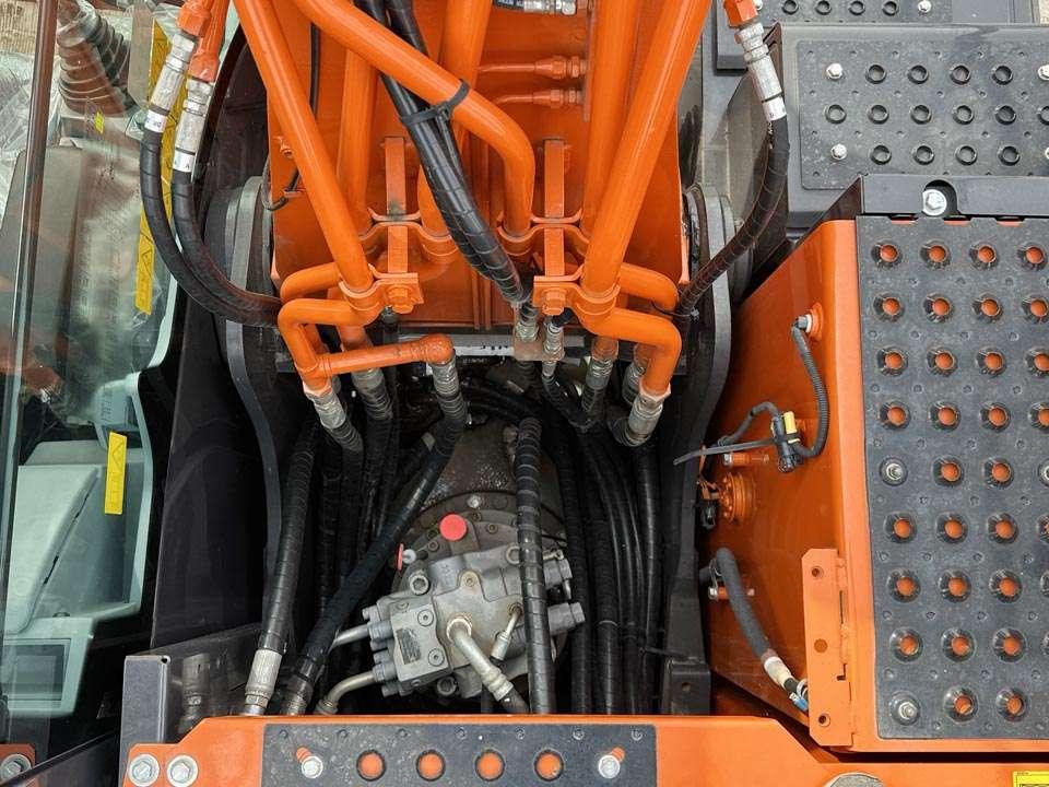 Hitachi ZX180LCN-7 Photo 11