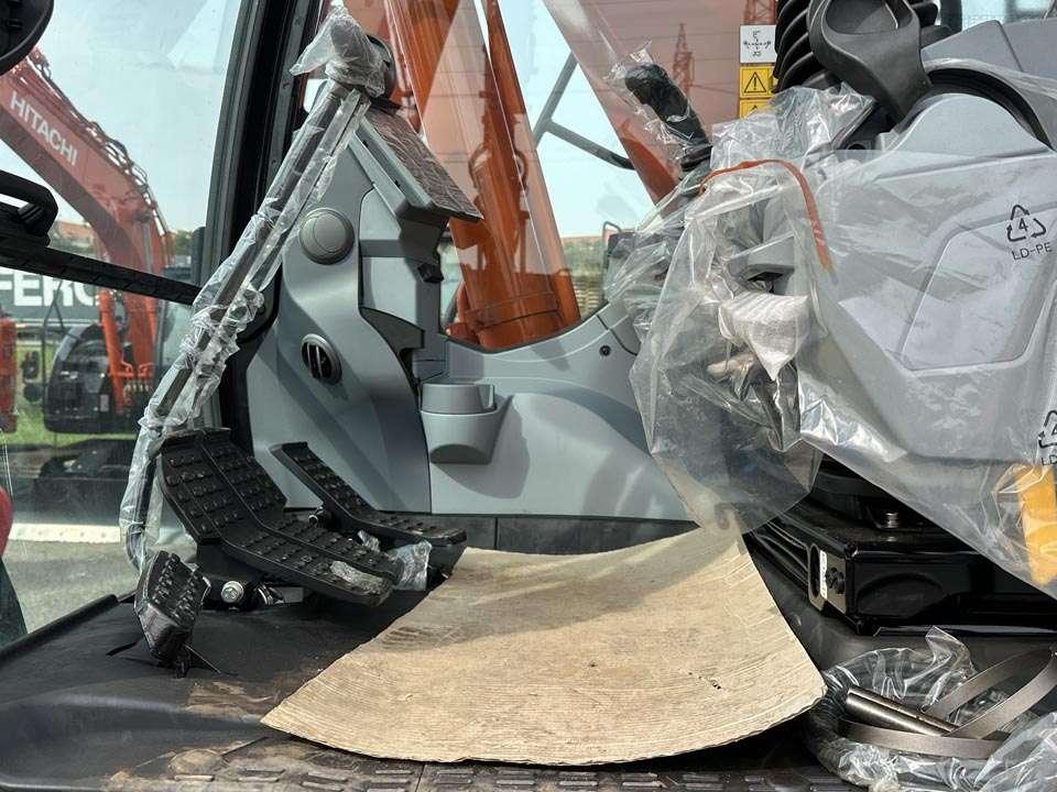 Hitachi ZX180LCN-7 Photo 13