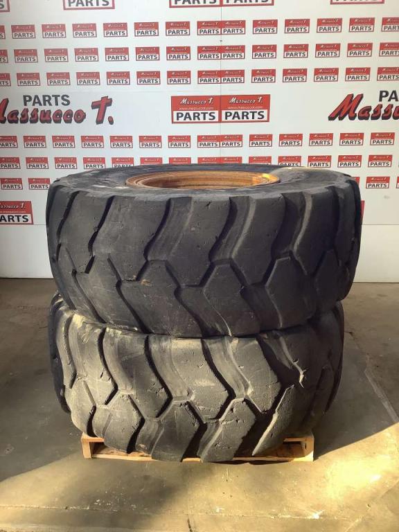 Pneu avec jantes pour Caterpillar 924G Photo 2