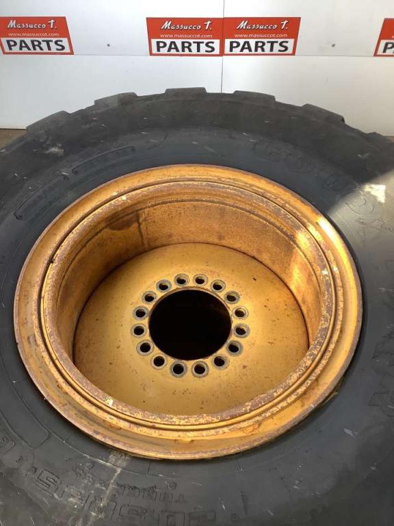 Pneu avec jantes pour Caterpillar 924G Photo 3
