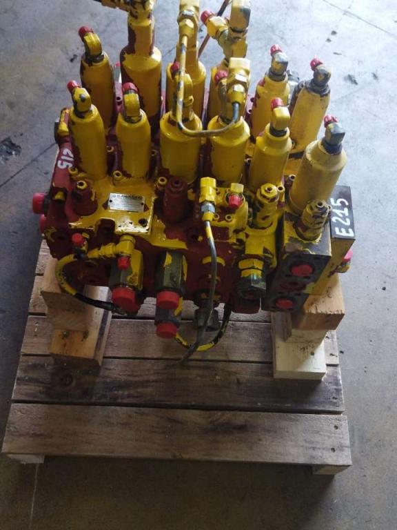 Distributeur hydraulique pour New Holland E 215 Photo 2