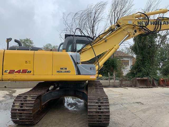 New Holland E245B Photo 2
