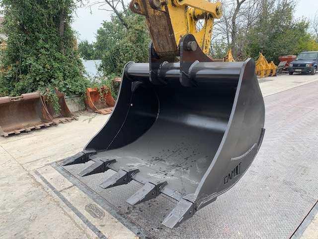 New Holland E245B Photo 3