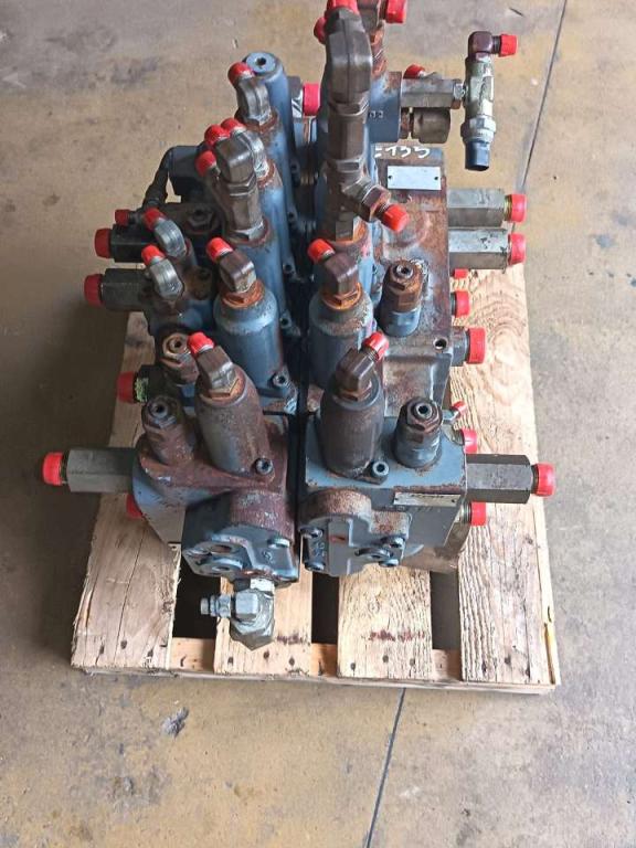 Distributeur hydraulique pour Fiat Kobelco E 135 Photo 1