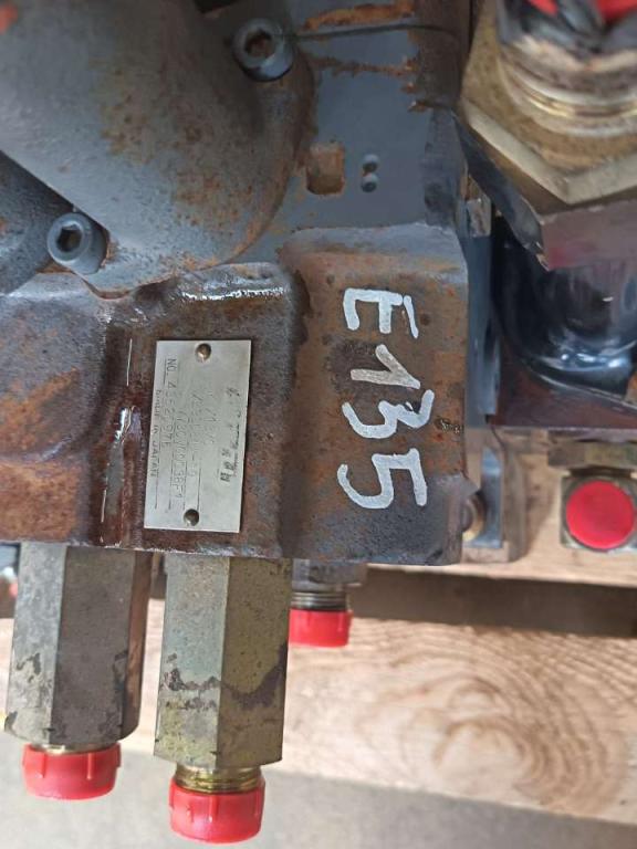 Distributeur hydraulique pour Fiat Kobelco E 135 Photo 3