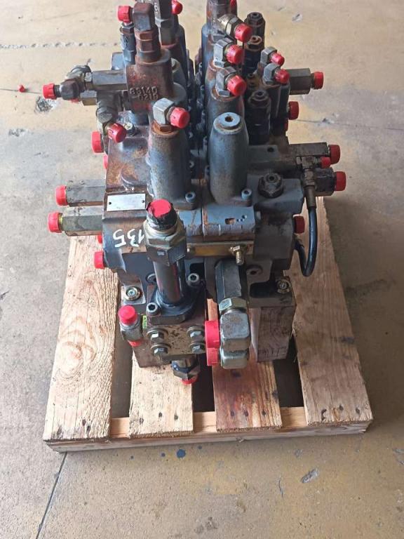 Distributeur hydraulique pour Fiat Kobelco E 135 Photo 5