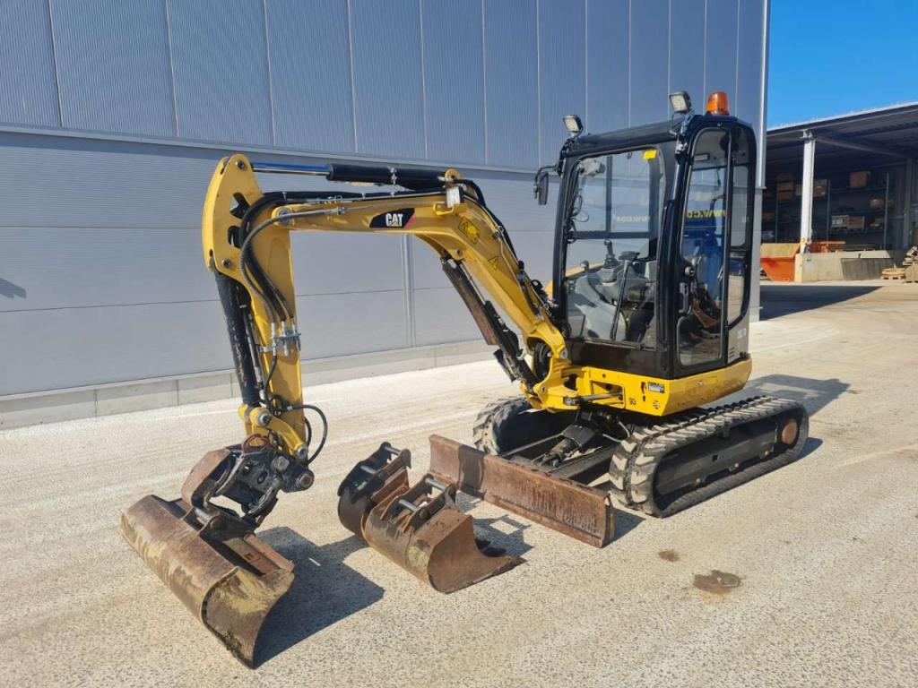 Caterpillar 302.7DCR Photo 1