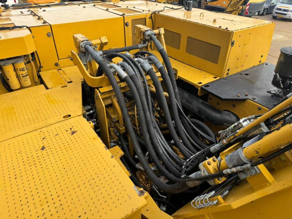 Caterpillar 374FL Photo 20