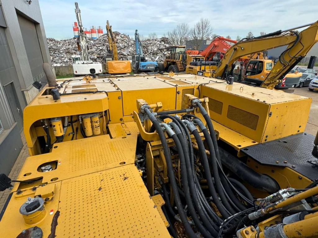 Caterpillar 374FL Photo 21