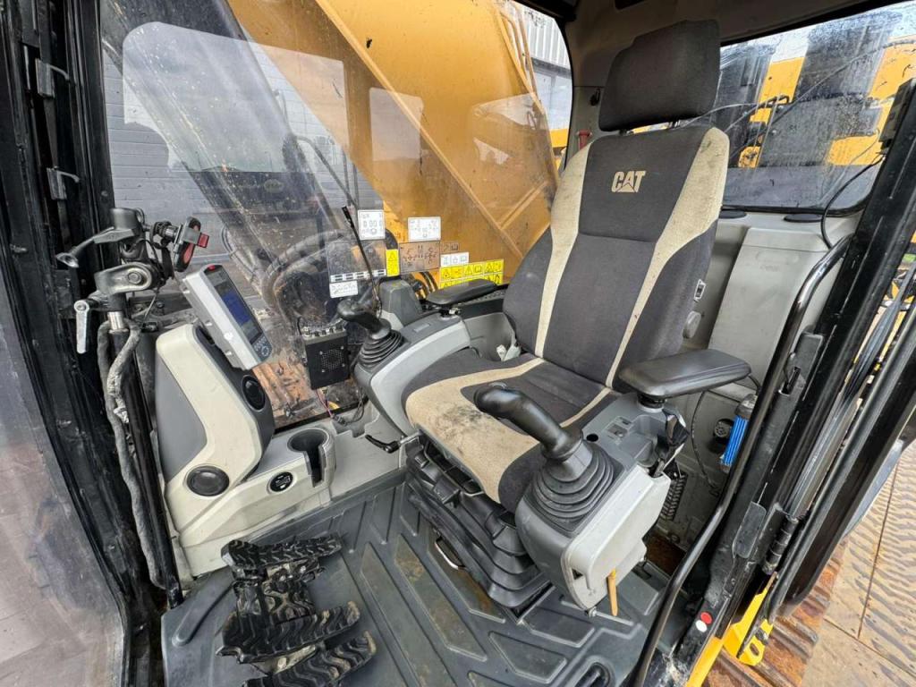 Caterpillar 374FL Photo 28