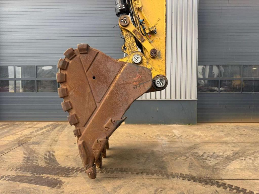 Caterpillar 374FL Photo 9