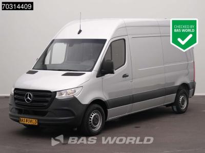 Mercedes-Benz Sprinter 215 CDI Automaat 150pk L2H2 MBUX Camera Airco Parkeersensoren CarPlay Euro6 L2 A/C en vente par BAS World B.V.