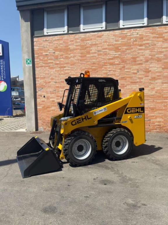 Gehl R135 Photo 2