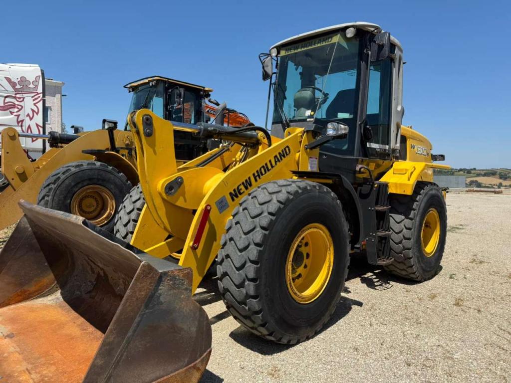 New Holland W130B Photo 1