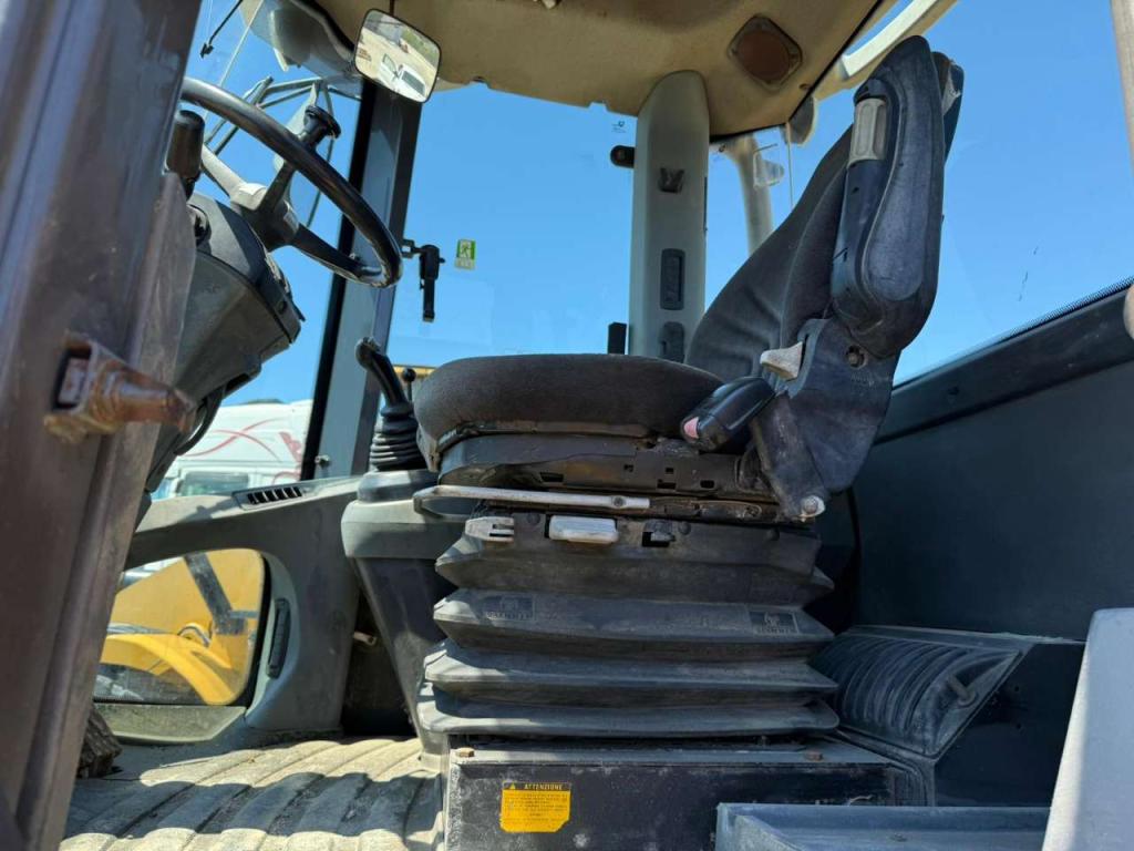 New Holland W130B Photo 3
