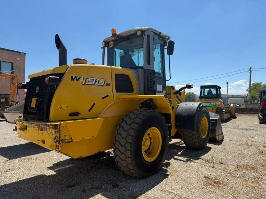 New Holland W130B Photo 7