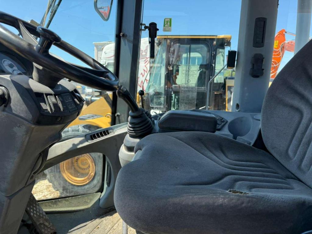 New Holland W130B Photo 8