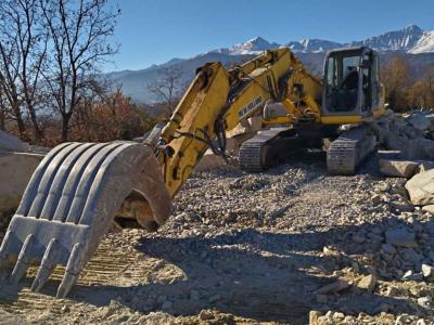 New Holland E305B Photo 1