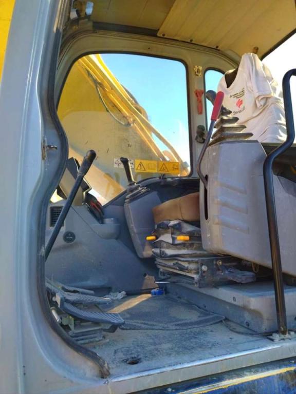 New Holland E305B Photo 4