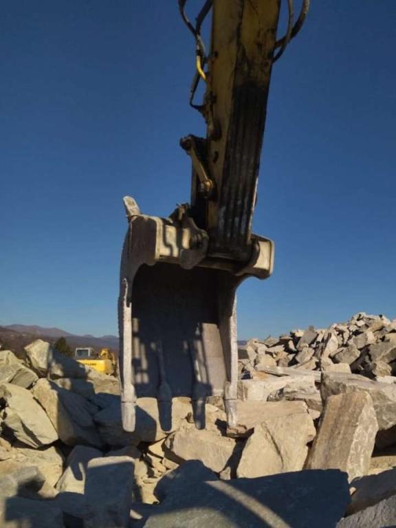 New Holland E305B Photo 7