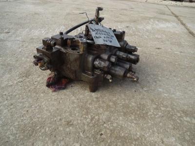 Distributeur hydraulique pour Hitachi ZW310 en vente par OLM 90 Srl