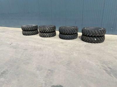 Pneu pour Komatsu 1000 x 20 Set / 10.00 x 20: 4x2 Tyres en vente par Smitma B.V.