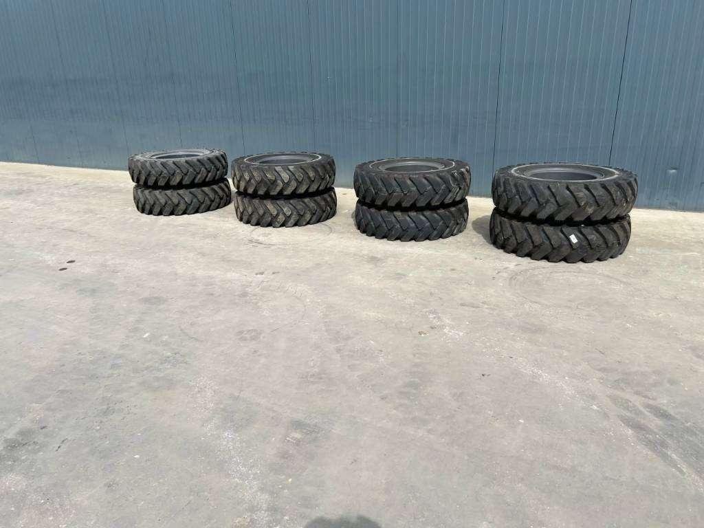 Pneu pour Komatsu 1000 x 20 Set / 10.00 x 20: 4x2 Tyres Photo 1