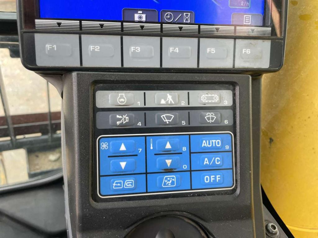 Komatsu PC240NLC-10 Photo 27