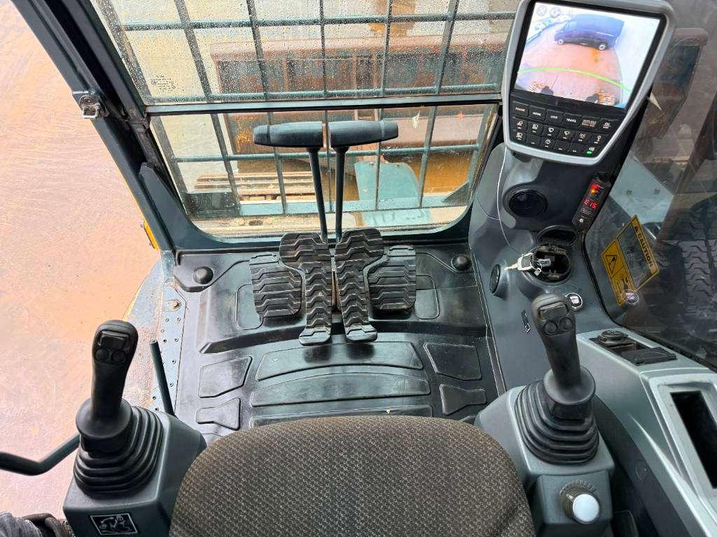 Hyundai HX235 LCR - Extra Bucket / Automatic Greasing Photo 9