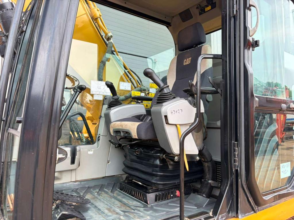 Caterpillar 320FL Photo 19