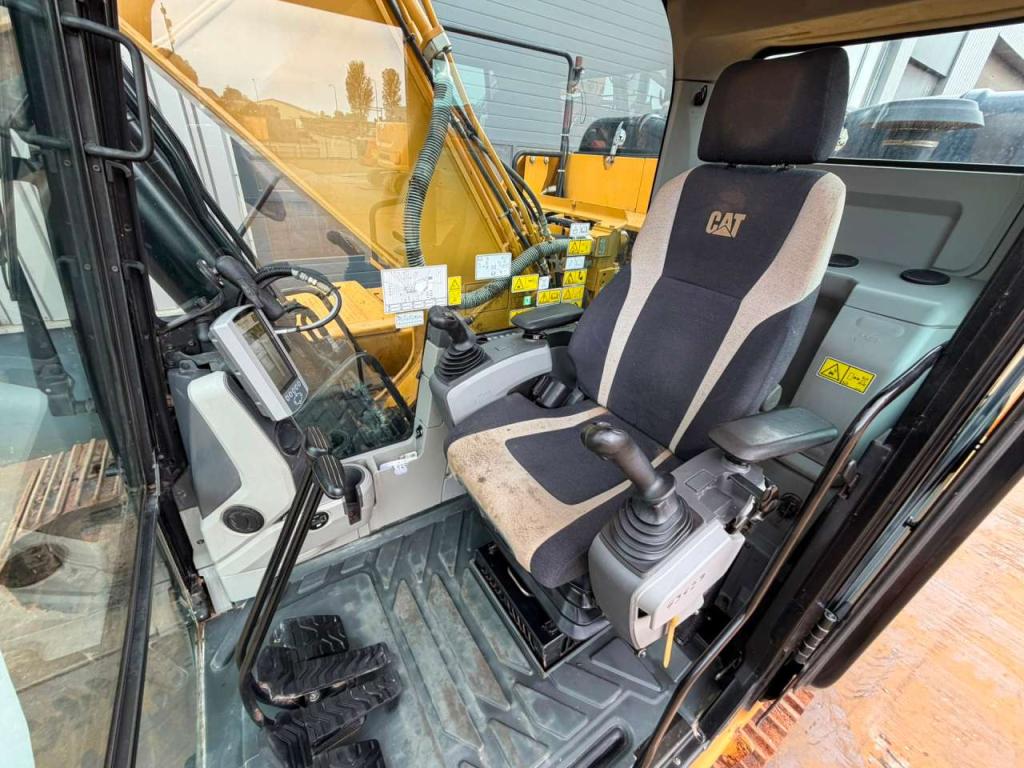Caterpillar 320FL Photo 20